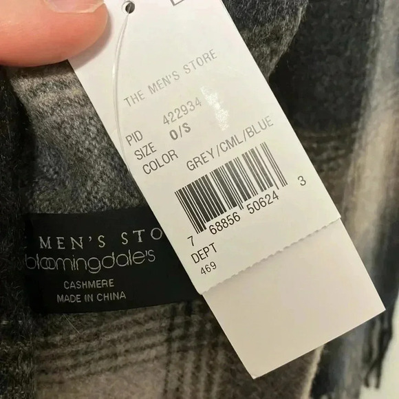 NWT Bloomingdale’s 100% cashmere plaid scarf - Picture 4 of 5